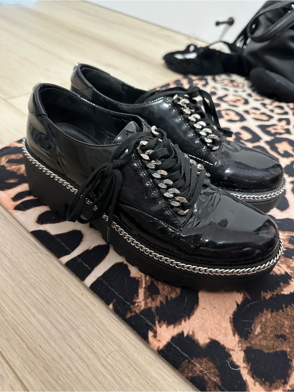 The Wishbone Collection Black Patent Leather Chain Oxfords (Size 8)